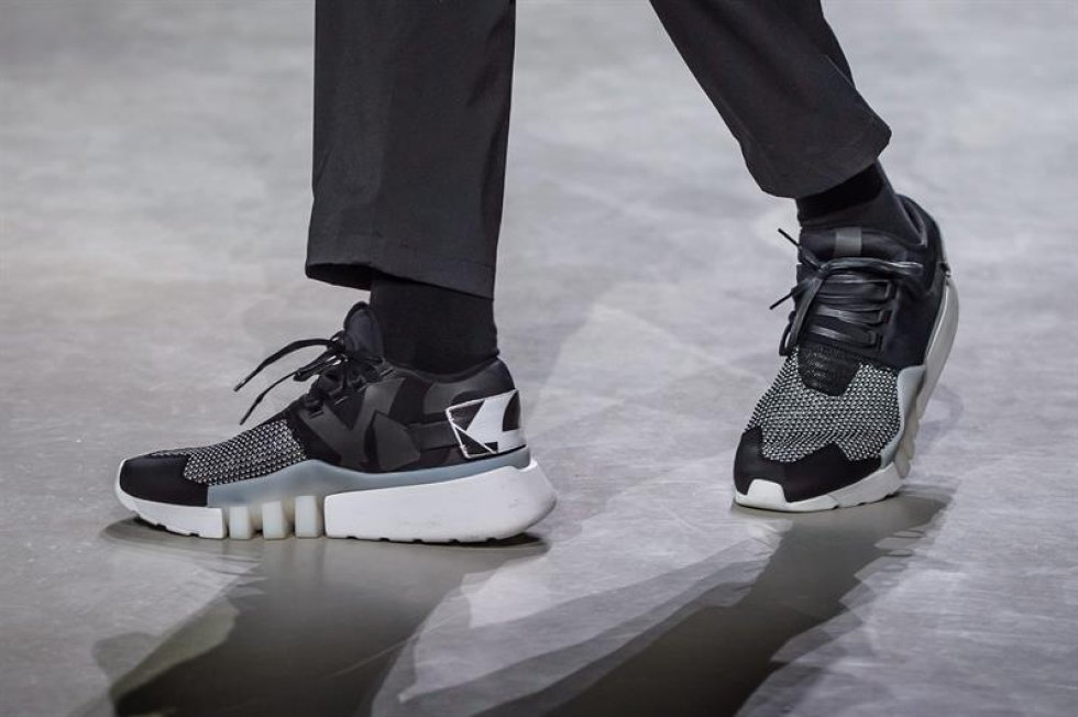 En Francia, el diseñador japones, Yohji Yamamoto, presentó su colección de otoño/invierno 2017/18. En Francia, el diseñador japones, Yohji Yamamoto, presentó su colección de otoño/invierno 2017/18.