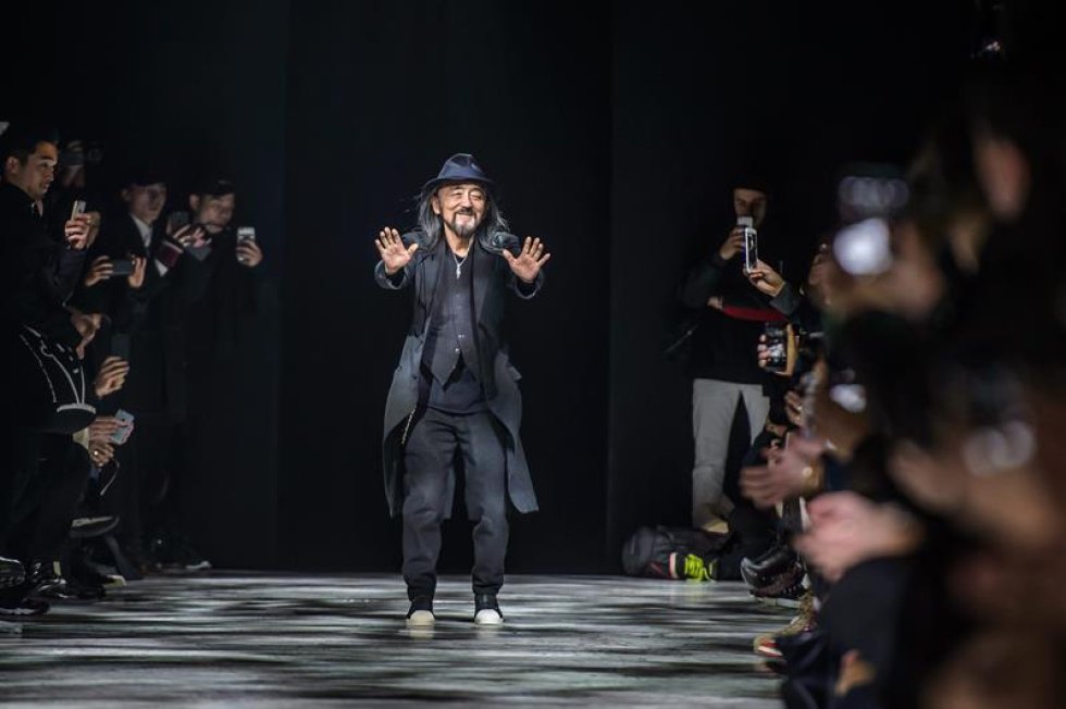 En Francia, el diseñador japones, Yohji Yamamoto, presentó su colección de otoño/invierno 2017/18. En Francia, el diseñador japones, Yohji Yamamoto, presentó su colección de otoño/invierno 2017/18.