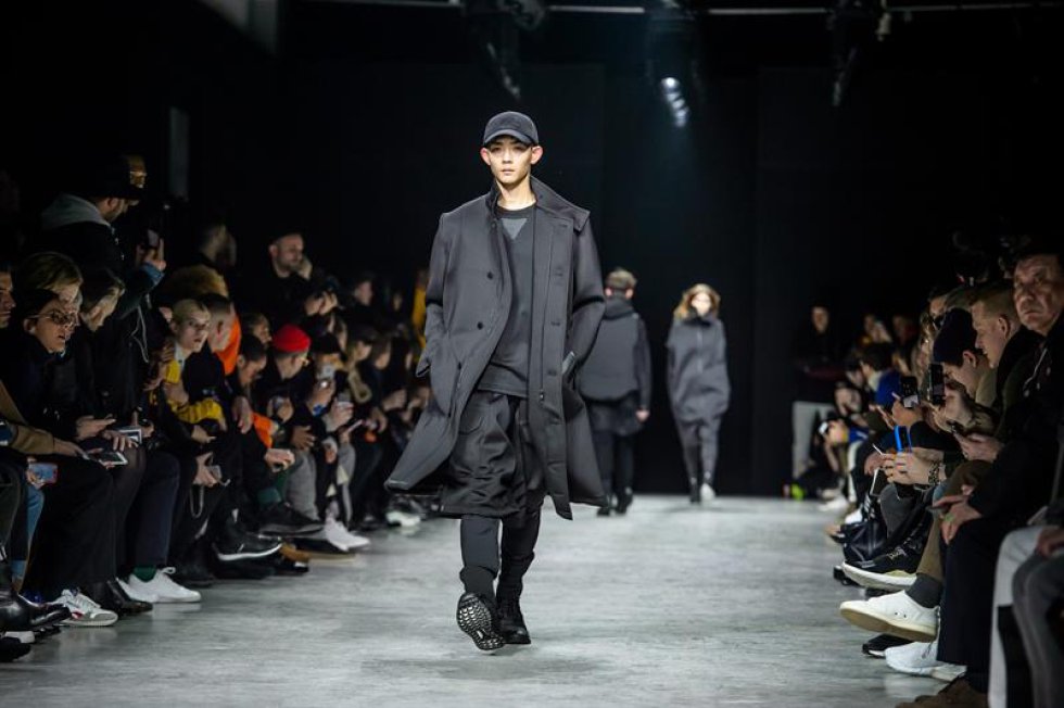 En Francia, el diseñador japones, Yohji Yamamoto, presentó su colección de otoño/invierno 2017/18. En Francia, el diseñador japones, Yohji Yamamoto, presentó su colección de otoño/invierno 2017/18.