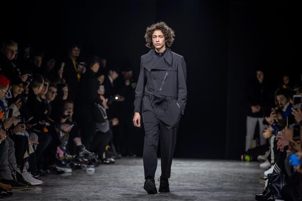 En Francia, el diseñador japones, Yohji Yamamoto, presentó su colección de otoño/invierno 2017/18. En Francia, el diseñador japones, Yohji Yamamoto, presentó su colección de otoño/invierno 2017/18.