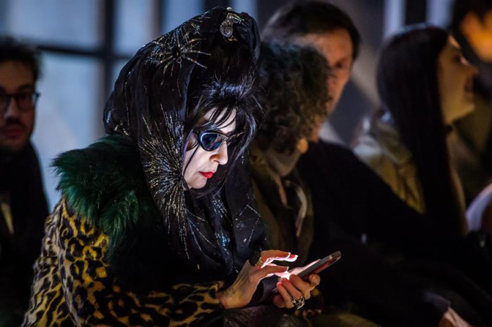 Una de las espectadoras del desfile. Una de las espectadoras del desfile.