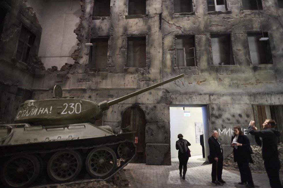 Visitantes asisten a la inauguración de la exposición principal del Museo de la Segunda Guerra Mundial en Gdansk, Polonia. Visitantes asisten a la inauguración de la exposición principal del Museo de la Segunda Guerra Mundial en Gdansk, Polonia.