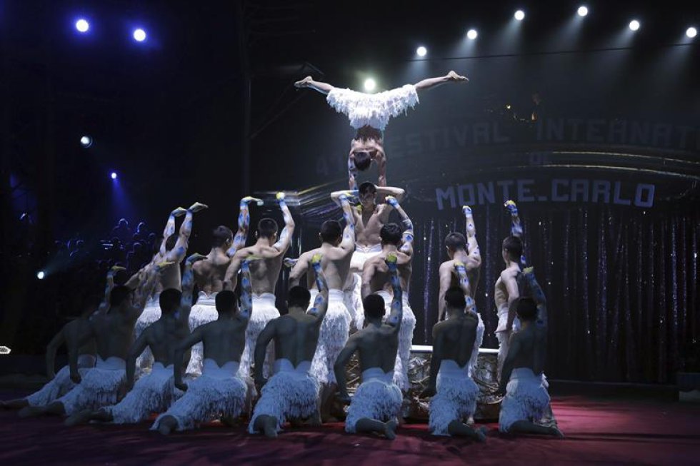 Los artistas 'The acrobatic troop of Xianjiang', ganadores del Premio payaso de plata, actúan durante la ceremonia de la edición 41 del Festival Internacional de Circo de Monte-Carlo. Los artistas 'The acrobatic troop of Xianjiang', ganadores del Premio payaso de plata, actúan durante la ceremonia de la edición 41 del Festival Internacional de Circo de Monte-Carlo.