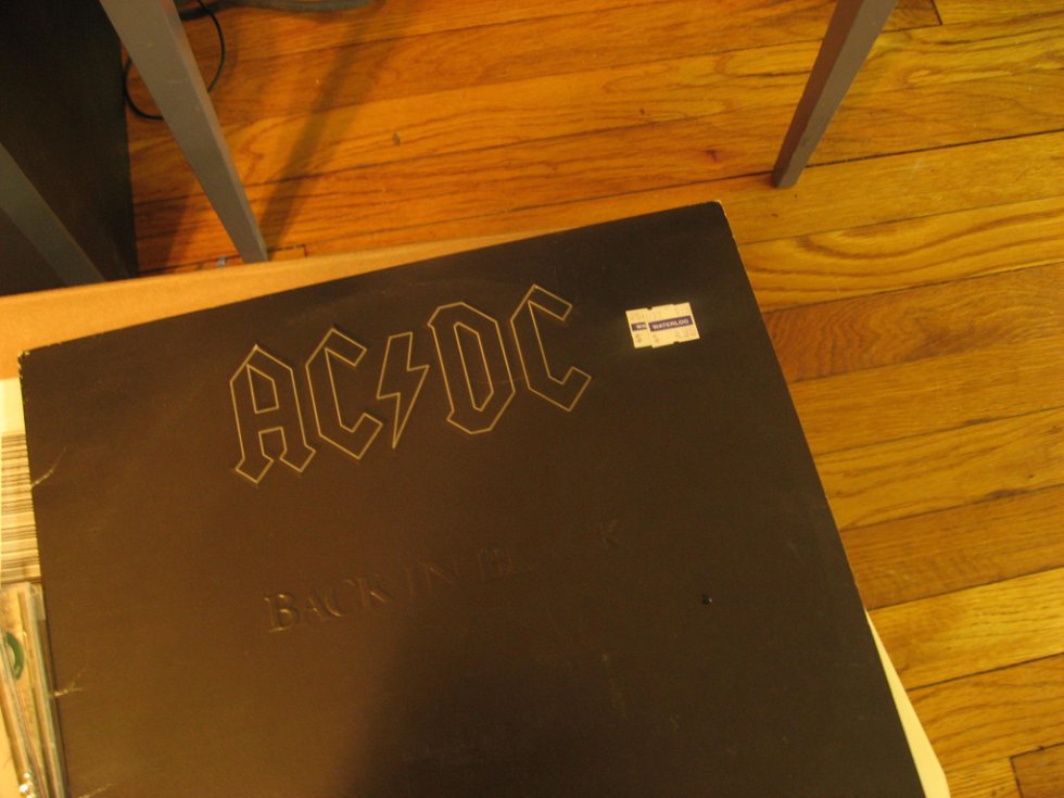 Publicado en julio de 1980 tras la muerte del vocalista Bon Scott. La banda australiana ostenta con 50 millones de copias vendidas el primer lugar. Publicado en julio de 1980 tras la muerte del vocalista Bon Scott. La banda australiana ostenta con 50 millones de copias vendidas el primer lugar.