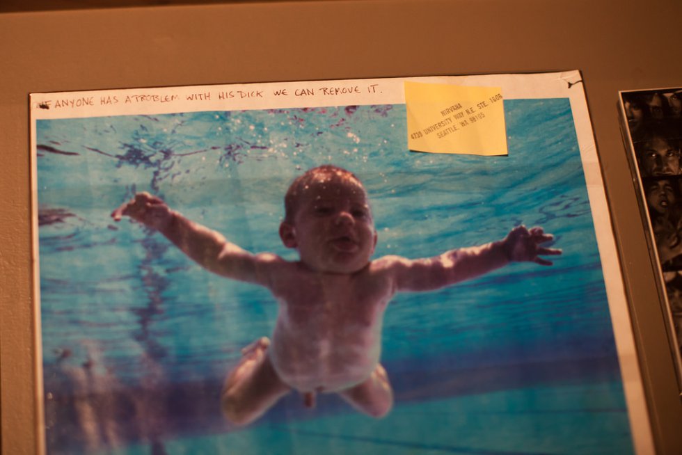 Los 90's dejaron claro que Nirvana con Kurt Cobain y compañía tendrían protagonismo. "Nevermind(1991)", su segundo álbum vendió 30 millones de copias. Son recordados temas como Smells Like Teen Spirit y Lithium. Los 90's dejaron claro que Nirvana con Kurt Cobain y compañía tendrían protagonismo. "Nevermind(1991)", su segundo álbum vendió 30 millones de copias. Son recordados temas como Smells Like Teen Spirit y Lithium.
