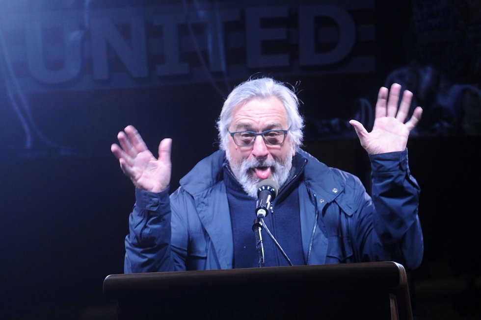 Robert De Niro hablando en We Stand United. Robert De Niro hablando en We Stand United.