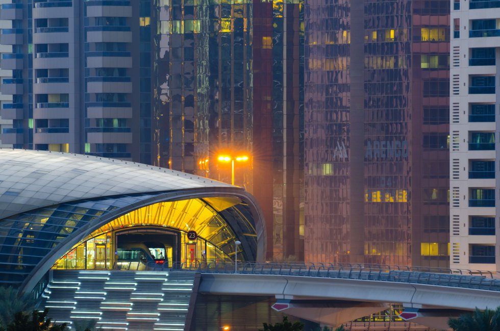 Dubái, parte de los Emiratos Árabes Unidos, fue en algún momento una pequeña ciudad de comerciantes beduinos. Dubái, parte de los Emiratos Árabes Unidos, fue en algún momento una pequeña ciudad de comerciantes beduinos.