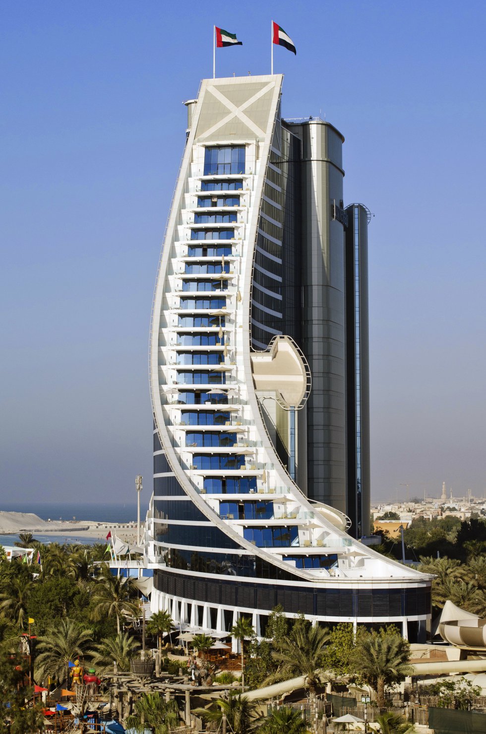 Dubái, parte de los Emiratos Árabes Unidos, fue en algún momento una pequeña ciudad de comerciantes beduinos. Dubái, parte de los Emiratos Árabes Unidos, fue en algún momento una pequeña ciudad de comerciantes beduinos.