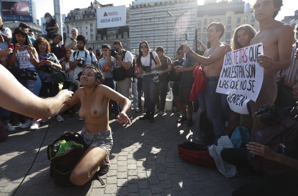 Los hechos de protesta fueron convocados después de que la policía el fin de semana pasado censurara a algunas mujeres por broncearse en topless en las playas de ese país. Los hechos de protesta fueron convocados después de que la policía el fin de semana pasado censurara a algunas mujeres por broncearse en topless en las playas de ese país.