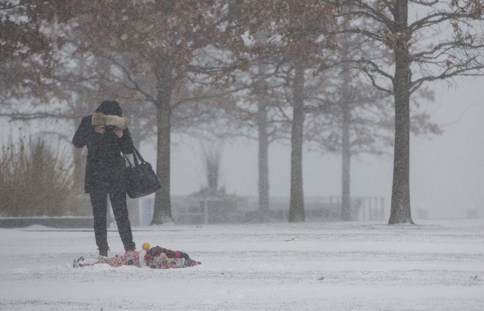 La gente trata de cruzar una calle durante una nevada en Boston, Massachusetts. La gente trata de cruzar una calle durante una nevada en Boston, Massachusetts.
