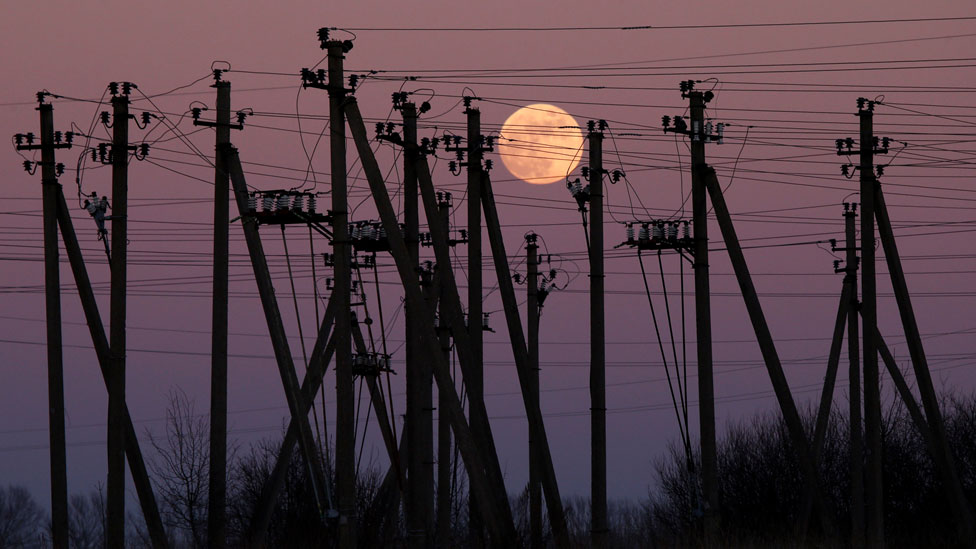 Durante el eclipse penumbral la Luna deja de recibir la luz del Sol porque la Tierra bloquea los rayos solares, de forma que su luminosidad desciende. La foto fue tomada cerca de la localidad de Virbalis, en Lituania. Durante el eclipse penumbral la Luna deja de recibir la luz del Sol porque la Tierra bloquea los rayos solares, de forma que su luminosidad desciende. La foto fue tomada cerca de la localidad de Virbalis, en Lituania.