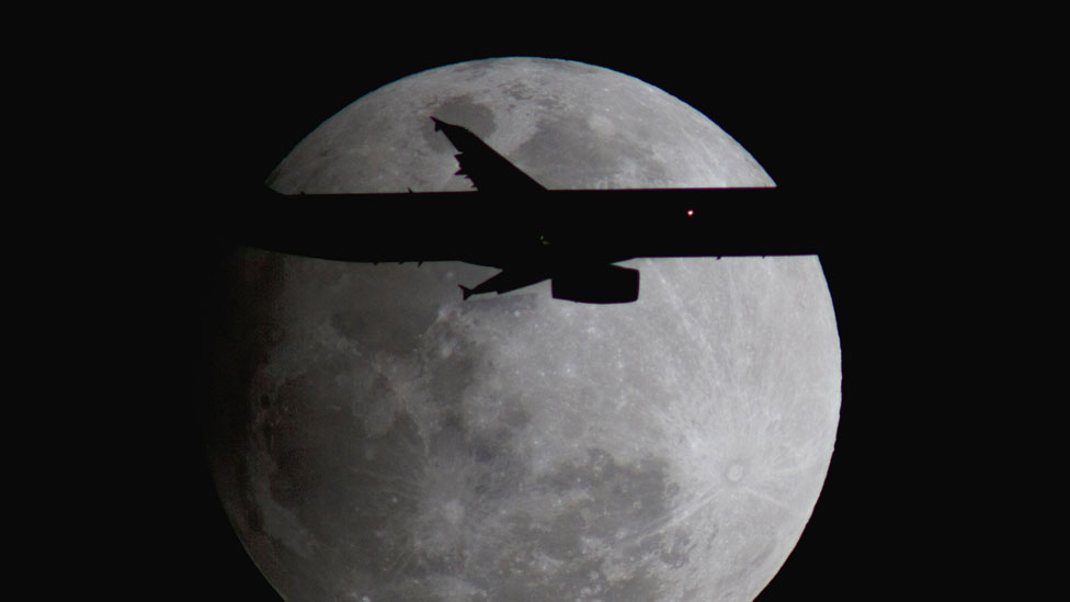 El eclipse fue además "penumbral total", lo que significa que, en su máximo, todo el disco lunar quedó sumergido dentro de la penumbra y la parte del disco lunar más próxima a la sombra se vio más oscurecida que el resto. En la imagen se ve un avión Airbus acercándose al aeropuerto internacional de Orlando, Florida. El eclipse fue además "penumbral total", lo que significa que, en su máximo, todo el disco lunar quedó sumergido dentro de la penumbra y la parte del disco lunar más próxima a la sombra se vio más oscurecida que el resto. En la imagen se ve un avión Airbus acercándose al aeropuerto internacional de Orlando, Florida.