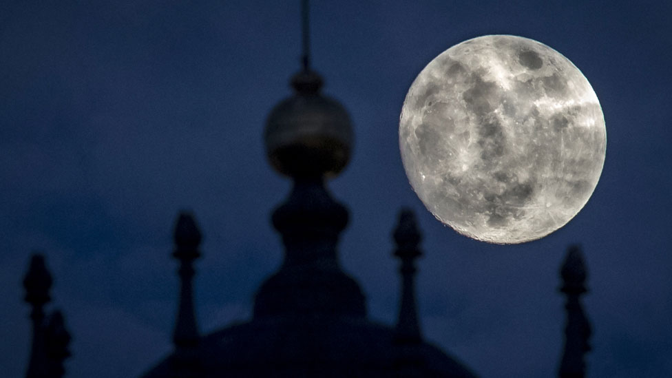 La gigantesca Luna parece suspendida sobre la Basílica de Vilna, la capital de Lituania. La temperatura era de 10 grados bajo cero. La gigantesca Luna parece suspendida sobre la Basílica de Vilna, la capital de Lituania. La temperatura era de 10 grados bajo cero.