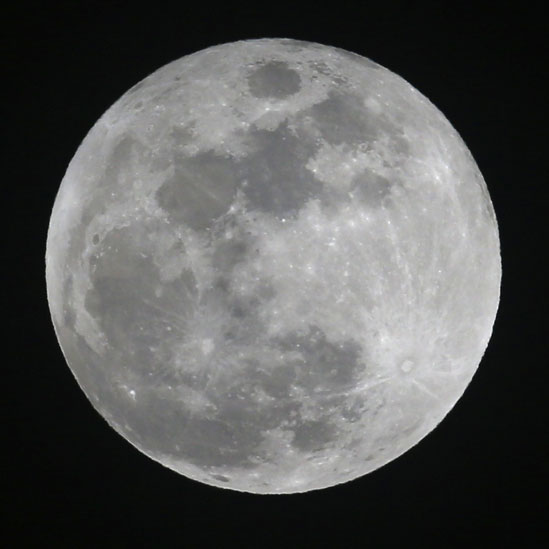 La Luna de Nieve vista desde la ciudad de Lawrence, en el estado de Kansas, en Estados Unidos. Los nombres populares de las diferentes lunas llenas son atribuidos a las tribus algonquinos que fueron habitantes nativos de América del Norte. La Luna de Nieve vista desde la ciudad de Lawrence, en el estado de Kansas, en Estados Unidos. Los nombres populares de las diferentes lunas llenas son atribuidos a las tribus algonquinos que fueron habitantes nativos de América del Norte.