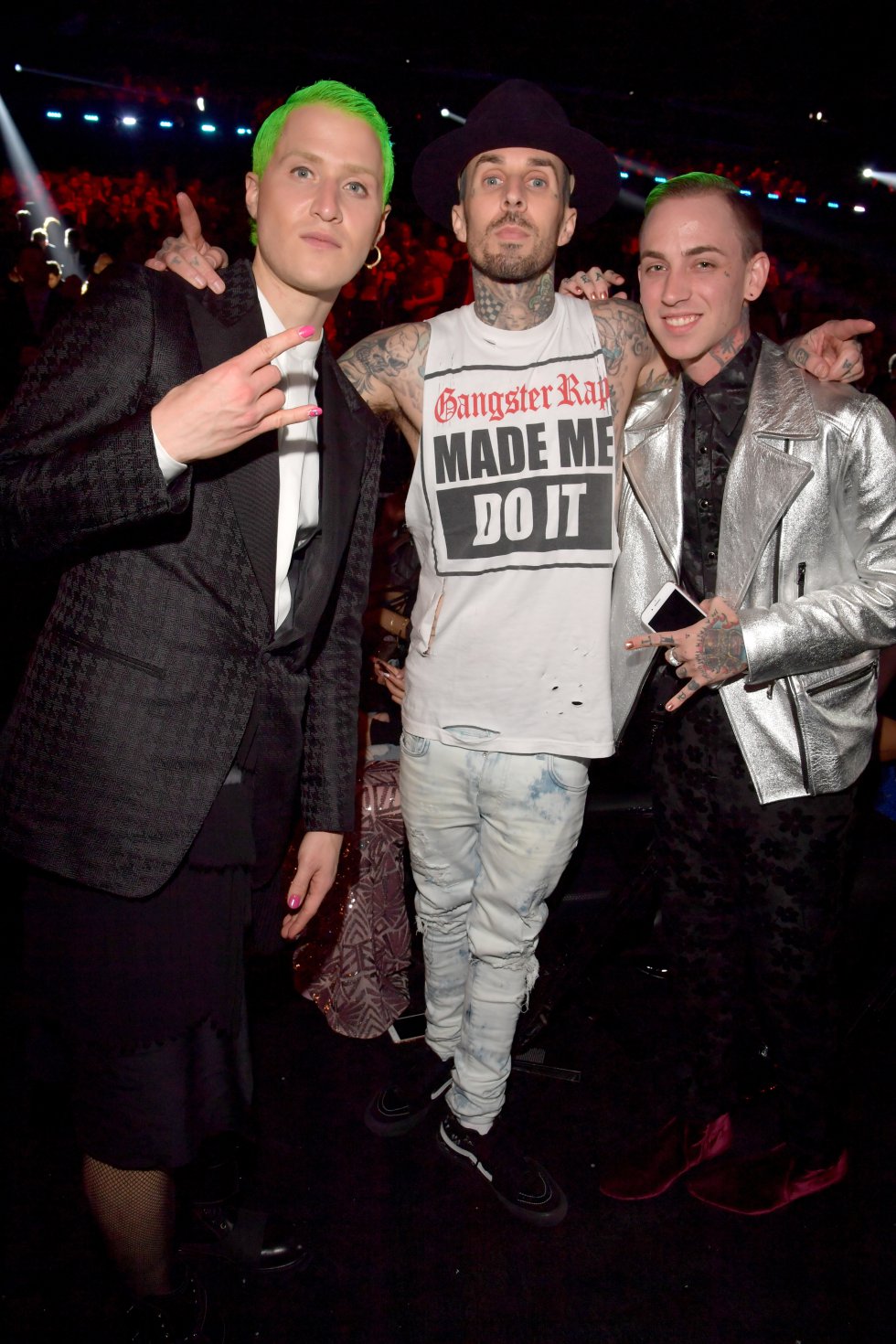 Incluidos los tres principales: mejor álbum del año ("25"), mejor grabación del año y mejor canción del año, ambos por "Hello". Incluidos los tres principales: mejor álbum del año ("25"), mejor grabación del año y mejor canción del año, ambos por "Hello".