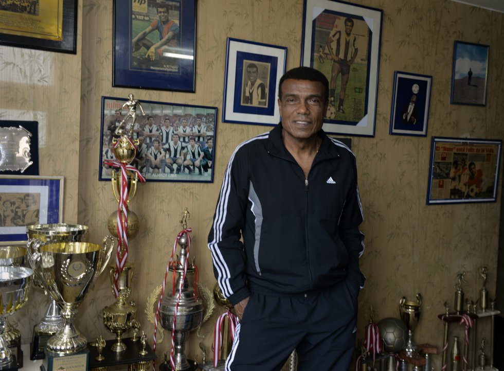 Entre los 200 objetos que participarán figuran unas 120 camisetas oficiales de leyendas como Alfredo Di Stefano, Teófilo Cubillas o Luis Pereira, También medallas, cartas, afiches, banderines, entre otros. Entre los 200 objetos que participarán figuran unas 120 camisetas oficiales de leyendas como Alfredo Di Stefano, Teófilo Cubillas o Luis Pereira, También medallas, cartas, afiches, banderines, entre otros.