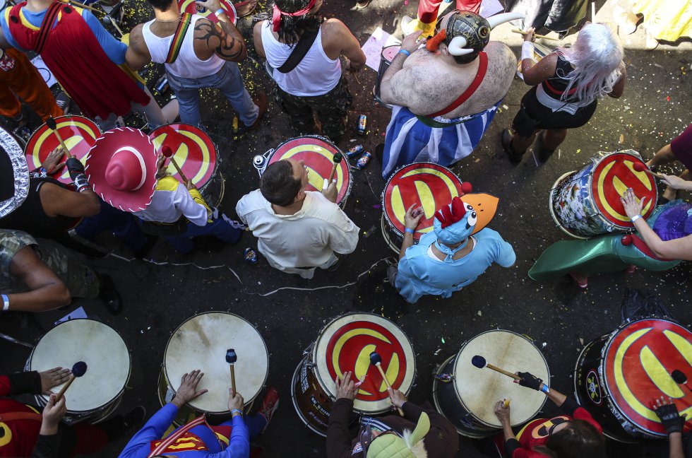 Los tradicionales penachos de plumas de vistosos colores, que pueden superar los 150 dólares. Los tradicionales penachos de plumas de vistosos colores, que pueden superar los 150 dólares.