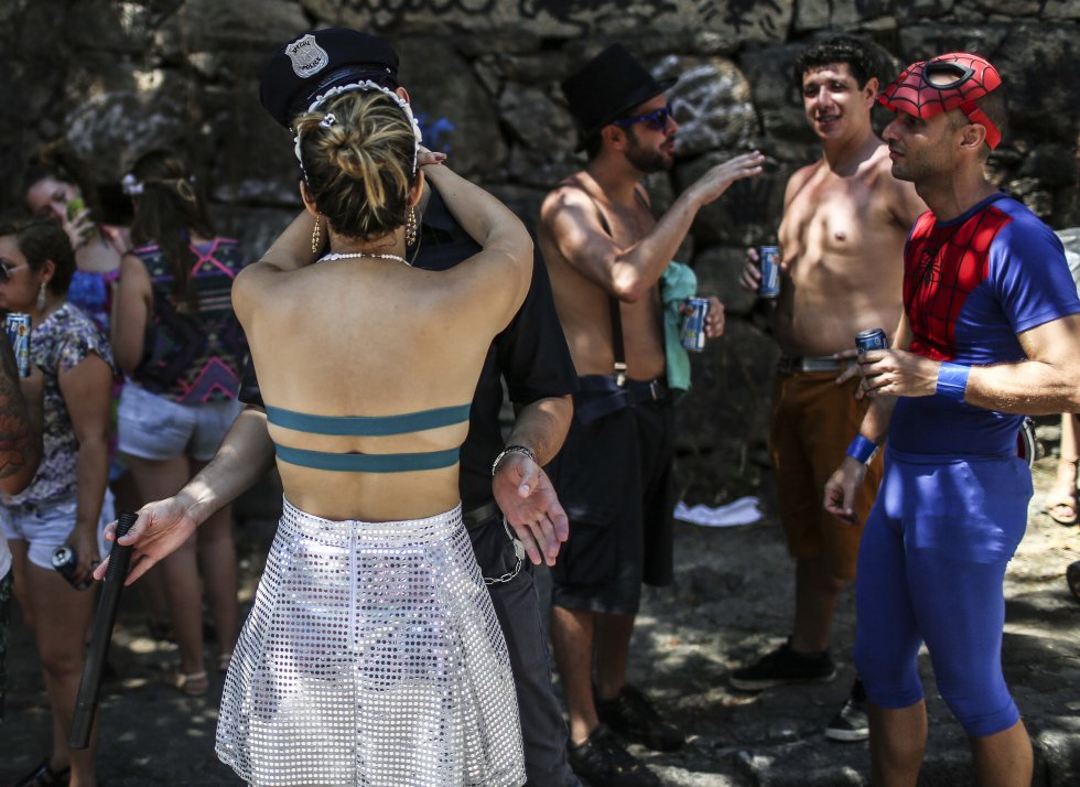 Es la temporada fuerte para las tiendas de venta de disfraces y artículos de fiesta. Es la temporada fuerte para las tiendas de venta de disfraces y artículos de fiesta.
