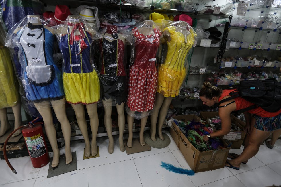 La clave del éxito de la tienda está en la variedad: "Más de cien modelos de disfraces femeninos y entre 30 y 40 masculinos". La clave del éxito de la tienda está en la variedad: "Más de cien modelos de disfraces femeninos y entre 30 y 40 masculinos".