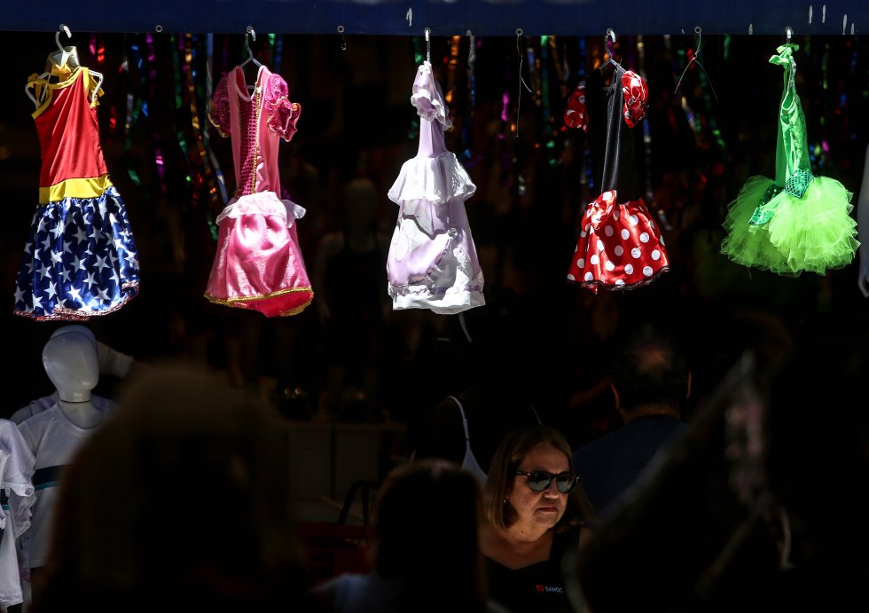 Dos amigos cariocas bromean mientras se prueban un penacho de plumas: "¿Por qué nos disfrazamos?", responden cuando se les pregunta, "porque el carnaval es vida, es desorden". Dos amigos cariocas bromean mientras se prueban un penacho de plumas: "¿Por qué nos disfrazamos?", responden cuando se les pregunta, "porque el carnaval es vida, es desorden".