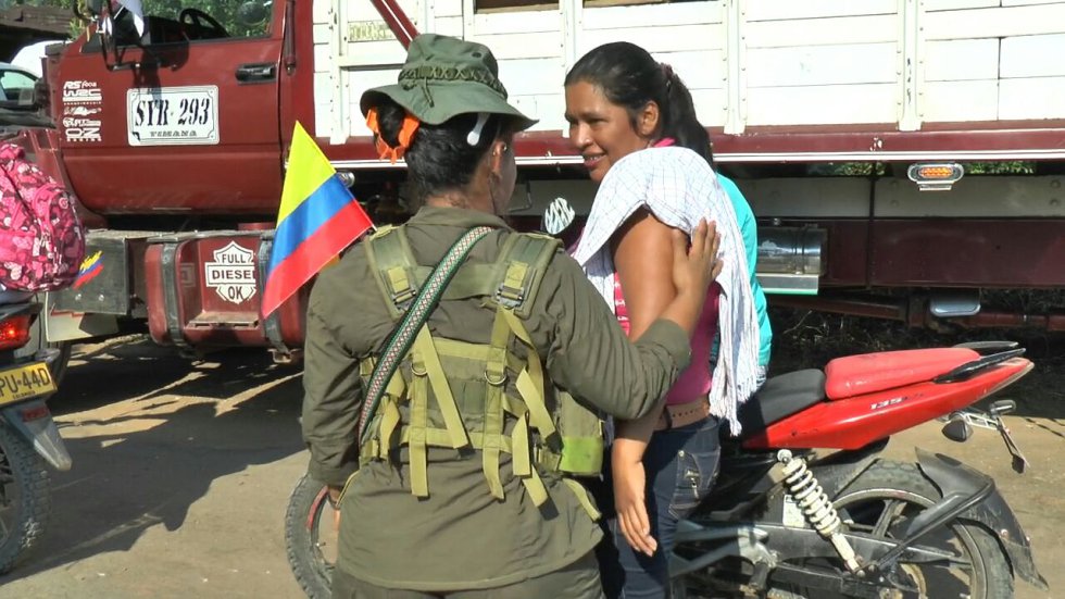 Empezaron a llegar a Agua Bonita, en La Montañita, Caquetá, desde el mediodía de este sábado. Provenían desde Florencia, San Vicente y Puerto Rico, municipios del Caquetá. Arribaron 300 subversivos, todos armados, con camuflados, unos pocos con animales, y algunas otras con niños en sus brazos. porque embarazaron después de la guerra. Empezaron a llegar a Agua Bonita, en La Montañita, Caquetá, desde el mediodía de este sábado. Provenían desde Florencia, San Vicente y Puerto Rico, municipios del Caquetá. Arribaron 300 subversivos, todos armados, con camuflados, unos pocos con animales, y algunas otras con niños en sus brazos. porque embarazaron después de la guerra.