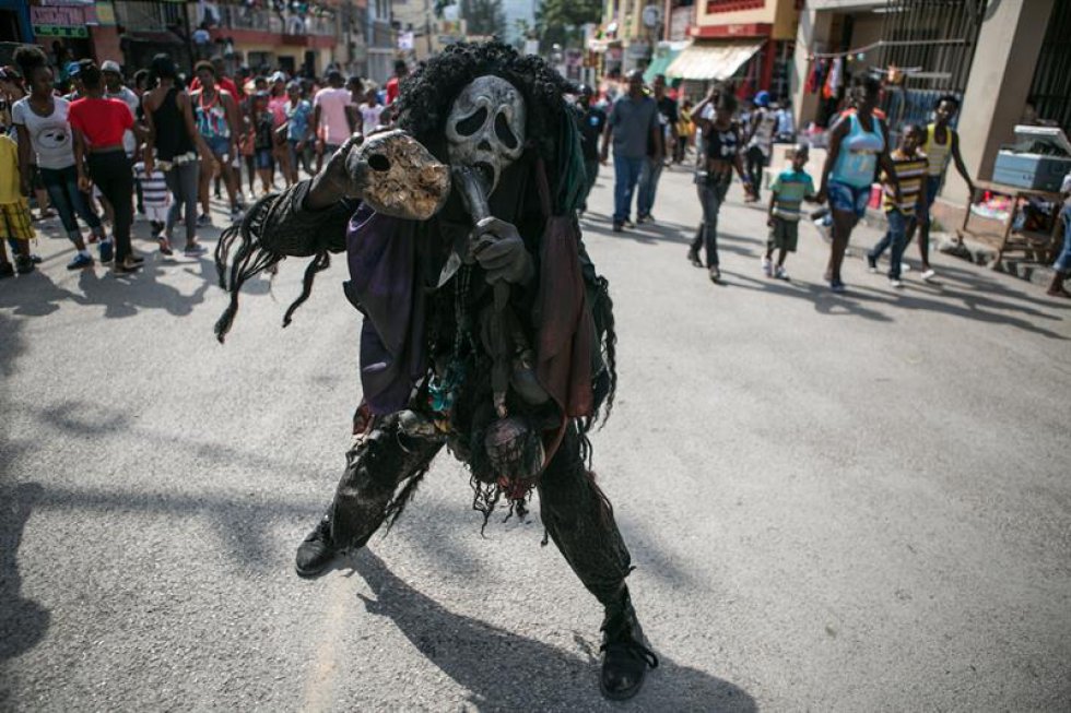Este tradicional Carnaval se celebra anualmente en el mes de febrero. La danza, la música y los desfiles rescatan la cultura haitiana. Este tradicional Carnaval se celebra anualmente en el mes de febrero. La danza, la música y los desfiles rescatan la cultura haitiana.