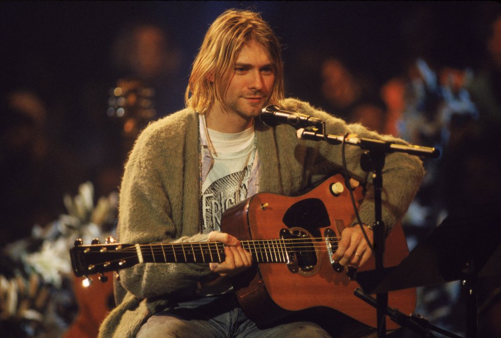 Con la grabación de sus álbumes “In Utero(1993) y MTV Unplugged(1994), Cobain se consagró en la música, pero su vida personal seguía siendo un desastre. Su adicción a la heroína lo llevó a cancelar una gira mundial por una sobredosis de heroína y champaña. Con la grabación de sus álbumes “In Utero(1993) y MTV Unplugged(1994), Cobain se consagró en la música, pero su vida personal seguía siendo un desastre. Su adicción a la heroína lo llevó a cancelar una gira mundial por una sobredosis de heroína y champaña.
