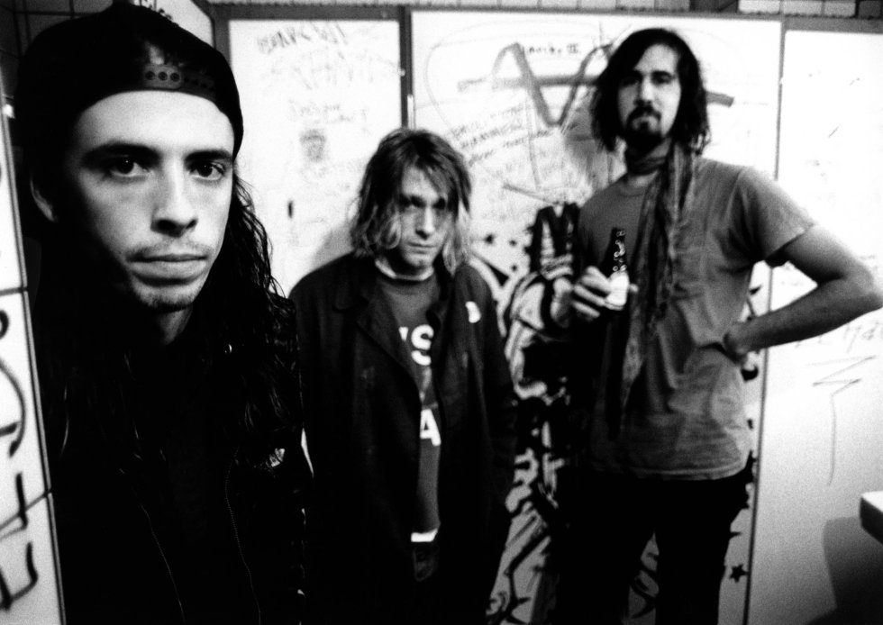 En 1991, la formación definitiva se completó con Kris Novoselic en el bajo y Dave Grohl en la batería.(Actual vocalista-guitarrista de Foo Fighters). En 1991, la formación definitiva se completó con Kris Novoselic en el bajo y Dave Grohl en la batería.(Actual vocalista-guitarrista de Foo Fighters).
