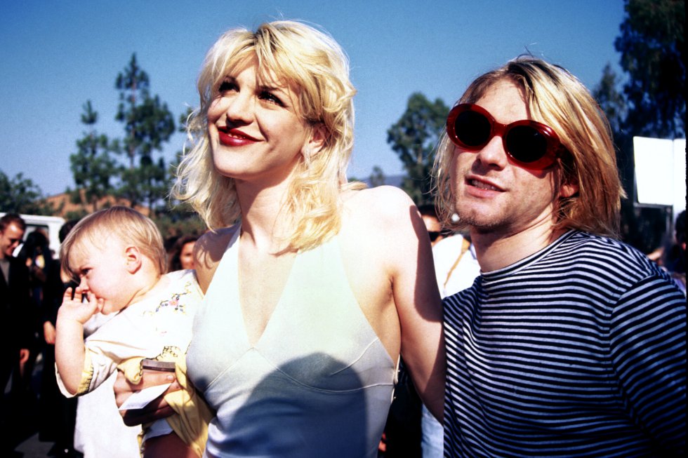 La líder del grupo “Hole”, compartía una vida similar a la de Cobain, llena de sexo, drogras y música. En 1992 se casaron y tuvieron una hija: Francis Bean. Distintos medios de comunicación acusaron a Love de consumir drogas mientras estaba embarazada. La líder del grupo “Hole”, compartía una vida similar a la de Cobain, llena de sexo, drogras y música. En 1992 se casaron y tuvieron una hija: Francis Bean. Distintos medios de comunicación acusaron a Love de consumir drogas mientras estaba embarazada.