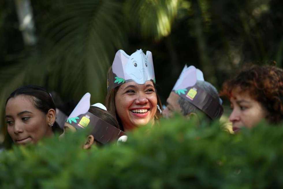 "Trompita", que recibió las felicitaciones de todo el personal del zoológico y de los visitantes este domingo, come una media de 400 libras diarias de frutas y verduras (unos 181 kilos) y aunque no se sabe cuánto tiempo va a permanecer entre los guatemaltecos, se estima que en este hábitat pueda llegar hasta los 70 años, cuando en su entorno natural a su especie se le dificulta llegar a los 60. "Trompita", que recibió las felicitaciones de todo el personal del zoológico y de los visitantes este domingo, come una media de 400 libras diarias de frutas y verduras (unos 181 kilos) y aunque no se sabe cuánto tiempo va a permanecer entre los guatemaltecos, se estima que en este hábitat pueda llegar hasta los 70 años, cuando en su entorno natural a su especie se le dificulta llegar a los 60.