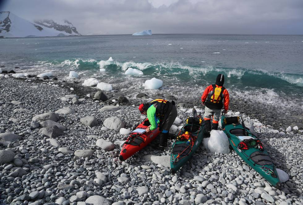 Un equipo de tres destacados kayakistas culminó la primera expedición de largo aliento en el archipiélago antártico. Un equipo de tres destacados kayakistas culminó la primera expedición de largo aliento en el archipiélago antártico.