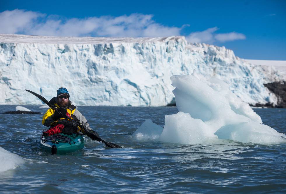 Los chilenos Cristián Donoso, Exequiel Lira y el español Roger Rovira regresaron a Chile continental esta semana tras once días de navegación bajo unas condiciones climáticas extremas. Los chilenos Cristián Donoso, Exequiel Lira y el español Roger Rovira regresaron a Chile continental esta semana tras once días de navegación bajo unas condiciones climáticas extremas.