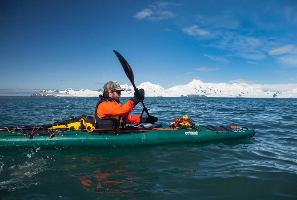 Durante once días, los tres kayakistas recorrieron entre 20 y 30 kilómetros diarios y unieron la Isla Livingston, Isla Greenwich, Isla Barrientos, Isla Robert, Isla Nelson e Isla Rey Jorge. Durante once días, los tres kayakistas recorrieron entre 20 y 30 kilómetros diarios y unieron la Isla Livingston, Isla Greenwich, Isla Barrientos, Isla Robert, Isla Nelson e Isla Rey Jorge.