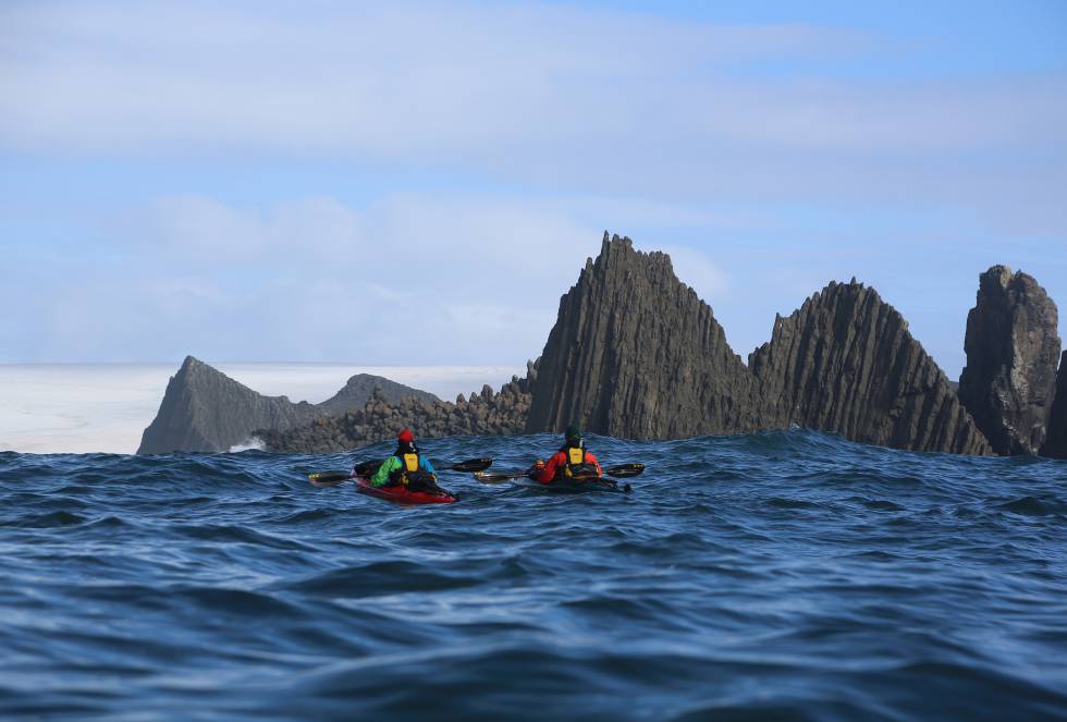 El kayak, dicen ellos, es una de las mejores embarcaciones para disfrutar de la naturaleza, pues permite que el tripulante se conecte "profundamente con lo que le rodea", explica el aguerrido aventurero. El kayak, dicen ellos, es una de las mejores embarcaciones para disfrutar de la naturaleza, pues permite que el tripulante se conecte "profundamente con lo que le rodea", explica el aguerrido aventurero.