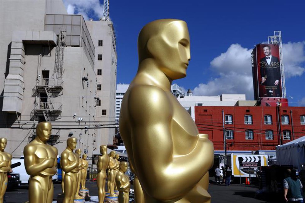 Hollywood sufre desde el domingo los clásicos cortes de tráfico alrededor del Teatro Dolby, donde se llevará a cabo la ceremonia, una cita que contará con una presencia extra de seguridad por parte del cuerpo de Policía de Los Ángeles (California), según anunció la Academia. Hollywood sufre desde el domingo los clásicos cortes de tráfico alrededor del Teatro Dolby, donde se llevará a cabo la ceremonia, una cita que contará con una presencia extra de seguridad por parte del cuerpo de Policía de Los Ángeles (California), según anunció la Academia.