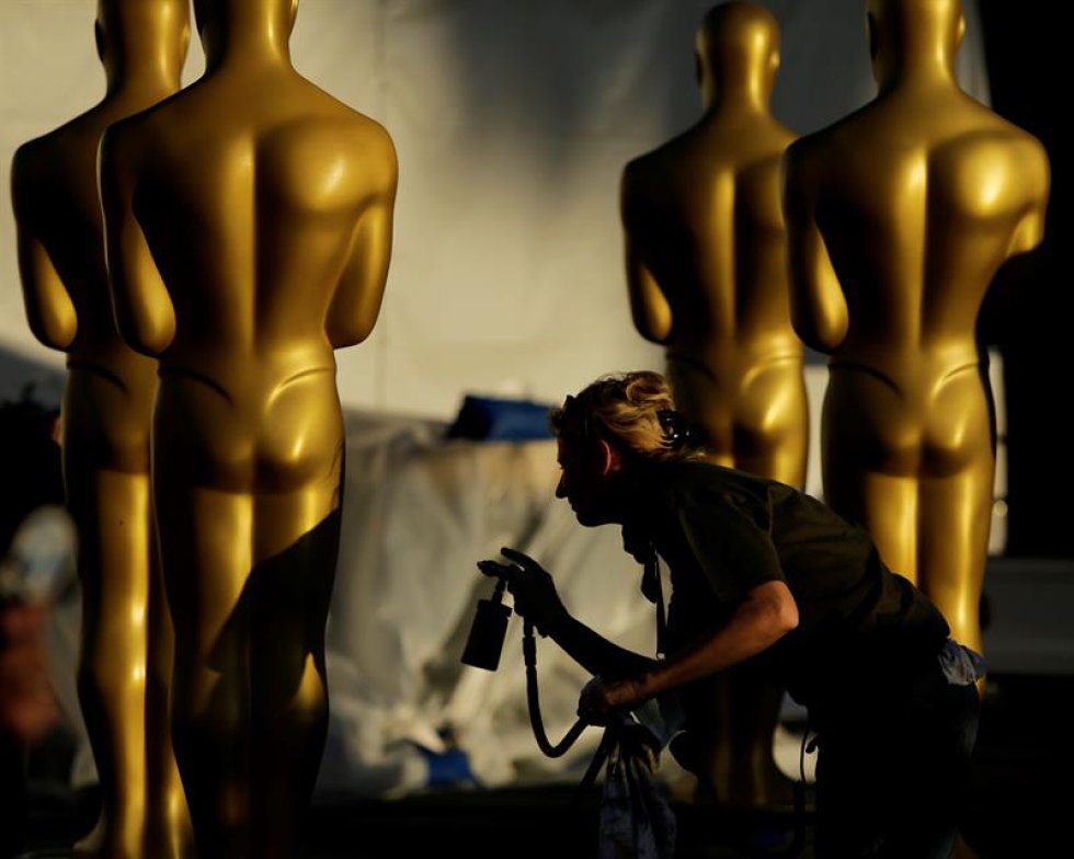 El musical "La La Land", de Damien Chazelle, parte como la gran favorita con sus 14 nominaciones, seguida por el drama independiente "Moonlight" y la cinta de ciencia ficción "Arrival", con ocho candidaturas, respectivamente. El musical "La La Land", de Damien Chazelle, parte como la gran favorita con sus 14 nominaciones, seguida por el drama independiente "Moonlight" y la cinta de ciencia ficción "Arrival", con ocho candidaturas, respectivamente.