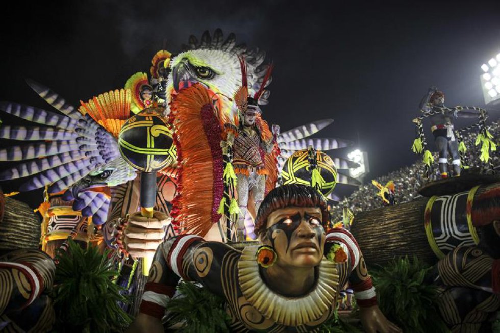 Una presentación sobre la cultura brasileña de Paraíso de Tuiuti abrió la primera noche de desfiles de las escuelas de samba del Grupo Especial de Río de Janeiro, el considerado mayor espectáculo del mundo al aire libre y la principal atracción del carnaval carioca. Una presentación sobre la cultura brasileña de Paraíso de Tuiuti abrió la primera noche de desfiles de las escuelas de samba del Grupo Especial de Río de Janeiro, el considerado mayor espectáculo del mundo al aire libre y la principal atracción del carnaval carioca.
