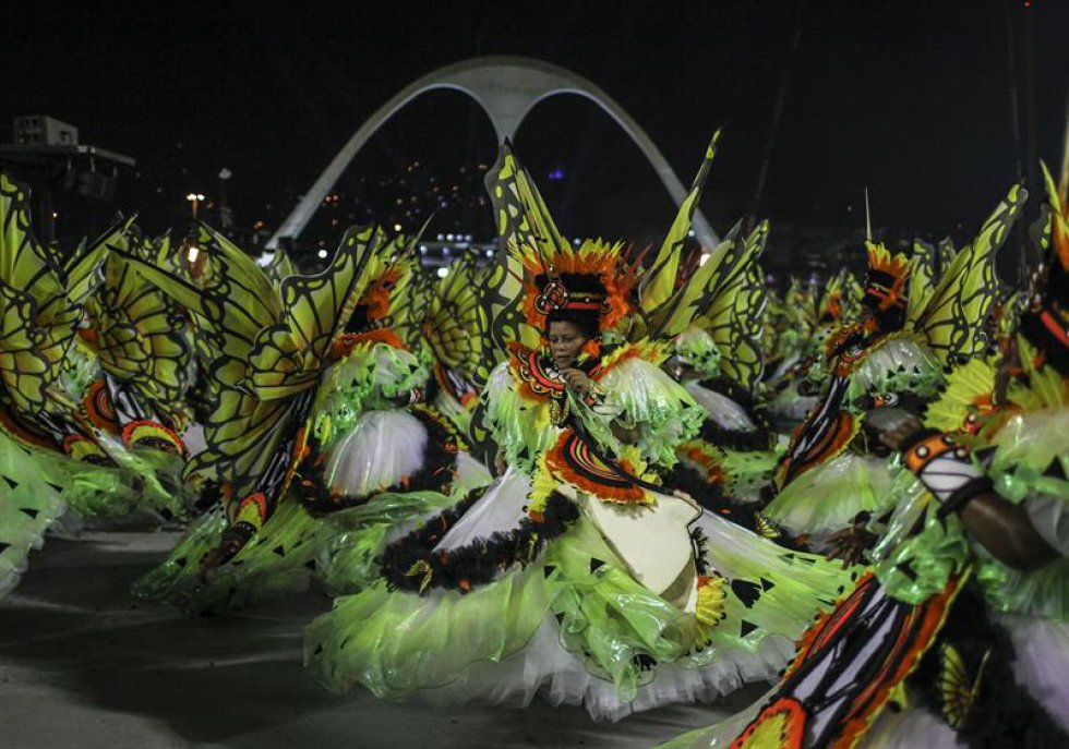 Tuiuti, la campeona el año pasado del Grupo de Acceso, la segunda división de las escuelas de samba, tomó el Sambódromo de Río de Janeiro con sus 3.100 integrantes, todos cuidadosamente disfrazados, y una orquesta de percusión de más de un centenar de músicos. Tuiuti, la campeona el año pasado del Grupo de Acceso, la segunda división de las escuelas de samba, tomó el Sambódromo de Río de Janeiro con sus 3.100 integrantes, todos cuidadosamente disfrazados, y una orquesta de percusión de más de un centenar de músicos.