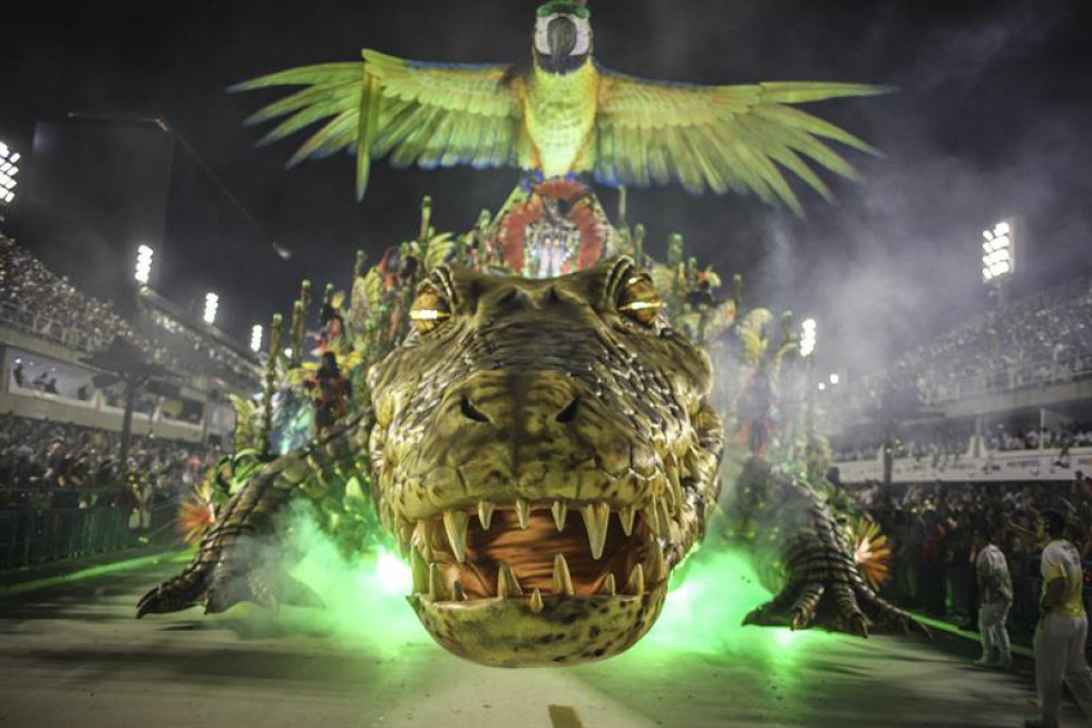 Su entrada al Sambódromo fue precedida por un espectáculo de fuegos de artificio, cuyo estruendo en nada fue comparable al de la propia batería (orquesta) recorriendo los 700 metros de la pista del templo de la samba para el delirio de los 72.500 asistentes en los graderíos. Su entrada al Sambódromo fue precedida por un espectáculo de fuegos de artificio, cuyo estruendo en nada fue comparable al de la propia batería (orquesta) recorriendo los 700 metros de la pista del templo de la samba para el delirio de los 72.500 asistentes en los graderíos.