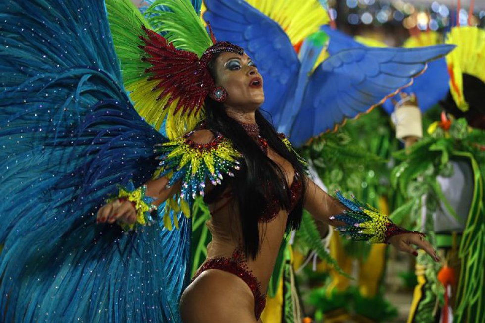 En un desfile titulado "Caleidoscópio Tropifágico", la escuela procedente de la segunda división mostró en su desfile cómo la cultura brasileña se apropia de la que viene de afuera para adaptarla y convertirla en algo típicamente nacional, como lo anunció en 1920 el modernista Oswald de Andrade en su "Manifiesto Antropofágico" En un desfile titulado "Caleidoscópio Tropifágico", la escuela procedente de la segunda división mostró en su desfile cómo la cultura brasileña se apropia de la que viene de afuera para adaptarla y convertirla en algo típicamente nacional, como lo anunció en 1920 el modernista Oswald de Andrade en su "Manifiesto Antropofágico"