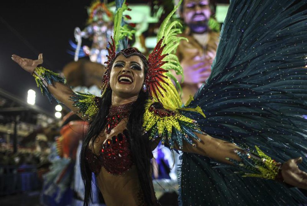 Pero las principales referencias del desfile fueron al Tropicalismo, el movimiento musical liderado por los cantautores Caetano Veloso y Gilberto Gil en la década de 1960 que entona una defensa de la cultura brasileña contra el avance de las culturas extranjeras. Pero las principales referencias del desfile fueron al Tropicalismo, el movimiento musical liderado por los cantautores Caetano Veloso y Gilberto Gil en la década de 1960 que entona una defensa de la cultura brasileña contra el avance de las culturas extranjeras.