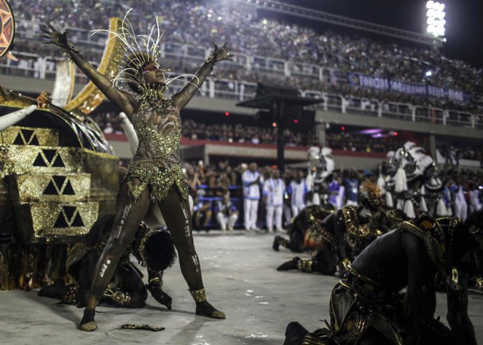 En el desfile no faltaron las críticas veladas a la invasión de modismos extranjeros y a la globalización, que fueron muy bien explotadas en algunos de los disfraces. En el desfile no faltaron las críticas veladas a la invasión de modismos extranjeros y a la globalización, que fueron muy bien explotadas en algunos de los disfraces.