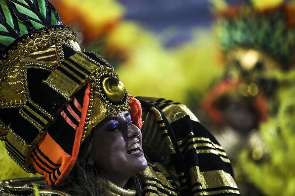 Para la noche del domingo también están previstos los desfiles de Imperatriz Lepoldinense, con una escenificación en la que defenderá la preservación ambiental y cultural de la Amazonía; y Unidos de Vila Isabel, que abordará la influencia de los negros en la música de América Latina y el Caribe. Para la noche del domingo también están previstos los desfiles de Imperatriz Lepoldinense, con una escenificación en la que defenderá la preservación ambiental y cultural de la Amazonía; y Unidos de Vila Isabel, que abordará la influencia de los negros en la música de América Latina y el Caribe.