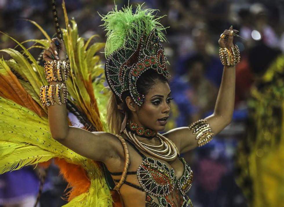 Las dos últimas escuelas en desfilar, ya en la madrugada del lunes, serán Salgueiro, que escenificará en el Sambódromo su versión carnavalizada de la Divina Comedia de Dante Alighieri, y Beija-Flor, con un desfile sobre la india Iracema. Las dos últimas escuelas en desfilar, ya en la madrugada del lunes, serán Salgueiro, que escenificará en el Sambódromo su versión carnavalizada de la Divina Comedia de Dante Alighieri, y Beija-Flor, con un desfile sobre la india Iracema.
