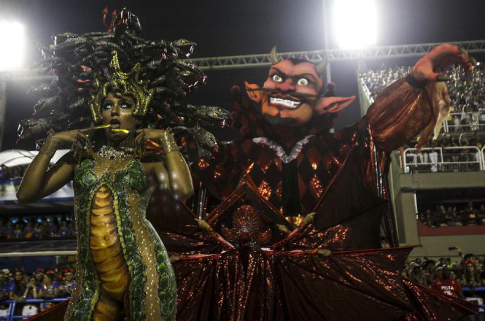 En la noche de este lunes desfilarán las otras seis escuelas que componen el Grupo Especial, la primera división del carnaval de Río, y el miércoles medio centenar de jurados dará su veredicto y anunciará la campeona de 2017. En la noche de este lunes desfilarán las otras seis escuelas que componen el Grupo Especial, la primera división del carnaval de Río, y el miércoles medio centenar de jurados dará su veredicto y anunciará la campeona de 2017.