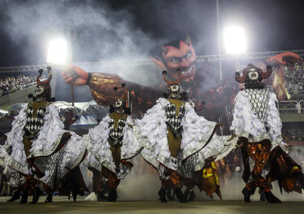 En los dos días de desfiles pasarán por el Sambódromo cerca de 60.000 sambistas, 3.500 percusionistas y unas 70 carrozas alegóricas para un público superior de 200.000 personas, incluyendo los invitados especiales en los balcones. En los dos días de desfiles pasarán por el Sambódromo cerca de 60.000 sambistas, 3.500 percusionistas y unas 70 carrozas alegóricas para un público superior de 200.000 personas, incluyendo los invitados especiales en los balcones.