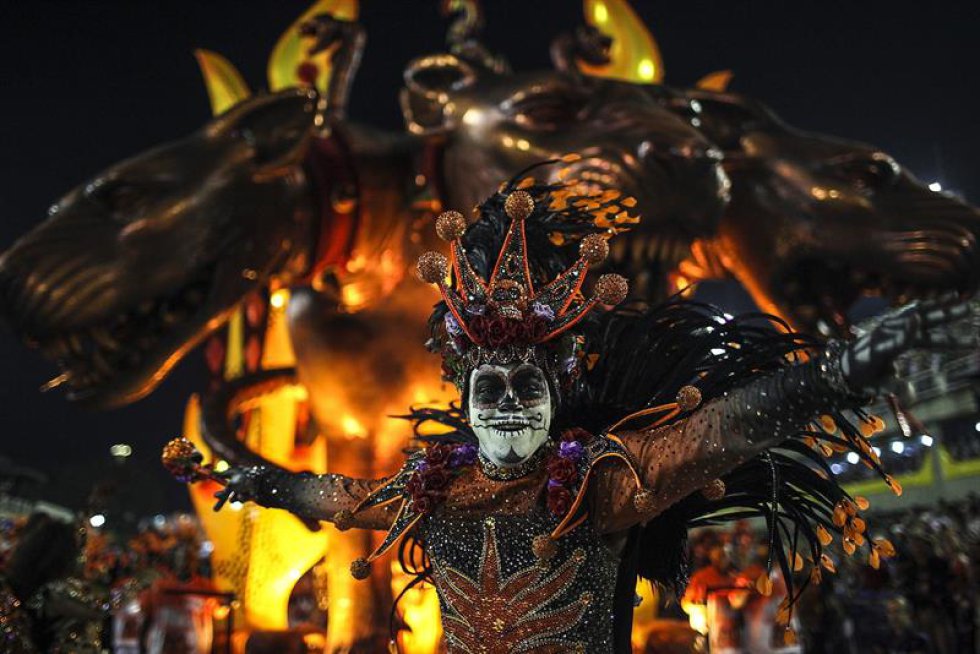 Una presentación sobre la cultura brasileña de Paraíso de Tuiuti abrió la primera noche de desfiles de las escuelas de samba del Grupo Especial de Río de Janeiro, el considerado mayor espectáculo del mundo al aire libre y la principal atracción del carnaval carioca. Una presentación sobre la cultura brasileña de Paraíso de Tuiuti abrió la primera noche de desfiles de las escuelas de samba del Grupo Especial de Río de Janeiro, el considerado mayor espectáculo del mundo al aire libre y la principal atracción del carnaval carioca.