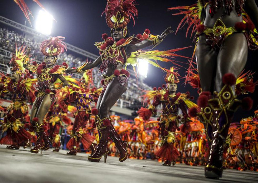 Tuiuti, la campeona el año pasado del Grupo de Acceso, la segunda división de las escuelas de samba, tomó el Sambódromo de Río de Janeiro con sus 3.100 integrantes, todos cuidadosamente disfrazados, y una orquesta de percusión de más de un centenar de músicos. Tuiuti, la campeona el año pasado del Grupo de Acceso, la segunda división de las escuelas de samba, tomó el Sambódromo de Río de Janeiro con sus 3.100 integrantes, todos cuidadosamente disfrazados, y una orquesta de percusión de más de un centenar de músicos.