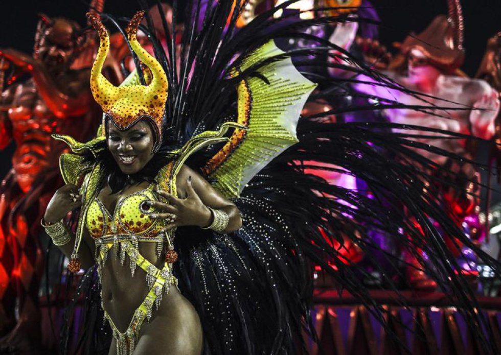 Su entrada al Sambódromo fue precedida por un espectáculo de fuegos de artificio, cuyo estruendo en nada fue comparable al de la propia batería (orquesta) recorriendo los 700 metros de la pista del templo de la samba para el delirio de los 72.500 asistentes en los graderíos. Su entrada al Sambódromo fue precedida por un espectáculo de fuegos de artificio, cuyo estruendo en nada fue comparable al de la propia batería (orquesta) recorriendo los 700 metros de la pista del templo de la samba para el delirio de los 72.500 asistentes en los graderíos.