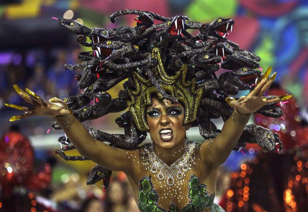 Tuiuti, con un samba interpretado por Wantuir y compuesto especialmente para esta noche por Carlinhos Chirrinha y Rafael Bernini, dividió su desfile en 34 alas (grupos de bailarines), cada una con su disfraz específico, y llevó al Sambódromo seis gigantescas carrozas alegóricas para alabar la cultura brasileña, desde la pintura y la literatura, pero principalmente la música. Tuiuti, con un samba interpretado por Wantuir y compuesto especialmente para esta noche por Carlinhos Chirrinha y Rafael Bernini, dividió su desfile en 34 alas (grupos de bailarines), cada una con su disfraz específico, y llevó al Sambódromo seis gigantescas carrozas alegóricas para alabar la cultura brasileña, desde la pintura y la literatura, pero principalmente la música.